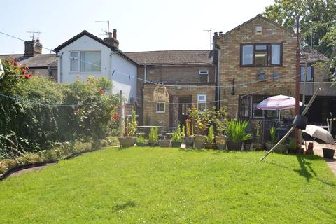 2 bedroom terraced house to rent, Hitchin Road, Henlow, SG16