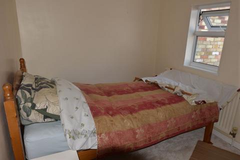 2 bedroom terraced house to rent, Hitchin Road, Henlow, SG16