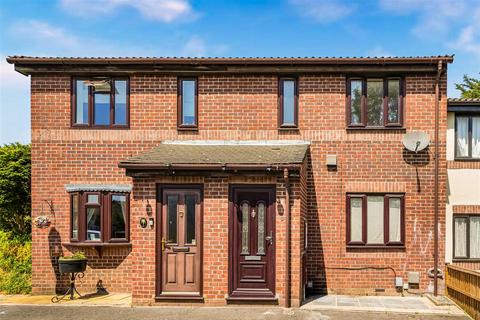 3 bedroom terraced house to rent, Aldington Close, Dagenham