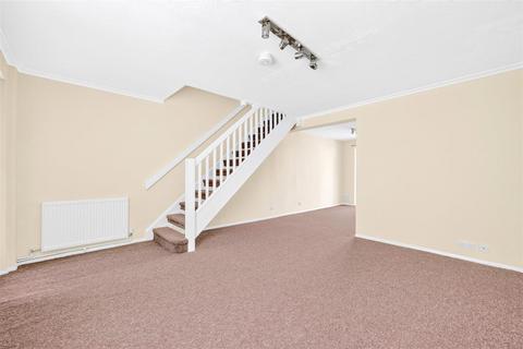 3 bedroom terraced house to rent, Aldington Close, Dagenham