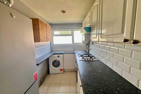 2 bedroom maisonette to rent, Farnham Road, Slough