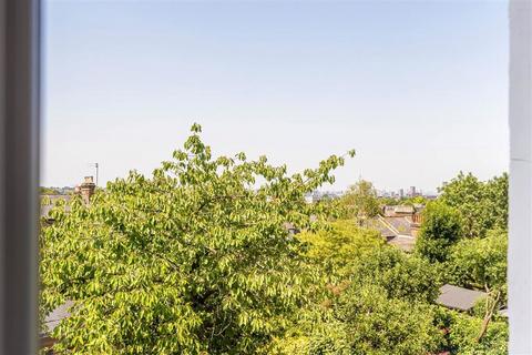 Studio to rent, Waller Road, London SE14