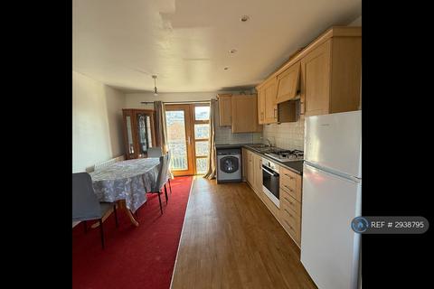 2 bedroom flat to rent, Cooke Street, Essex, IG11