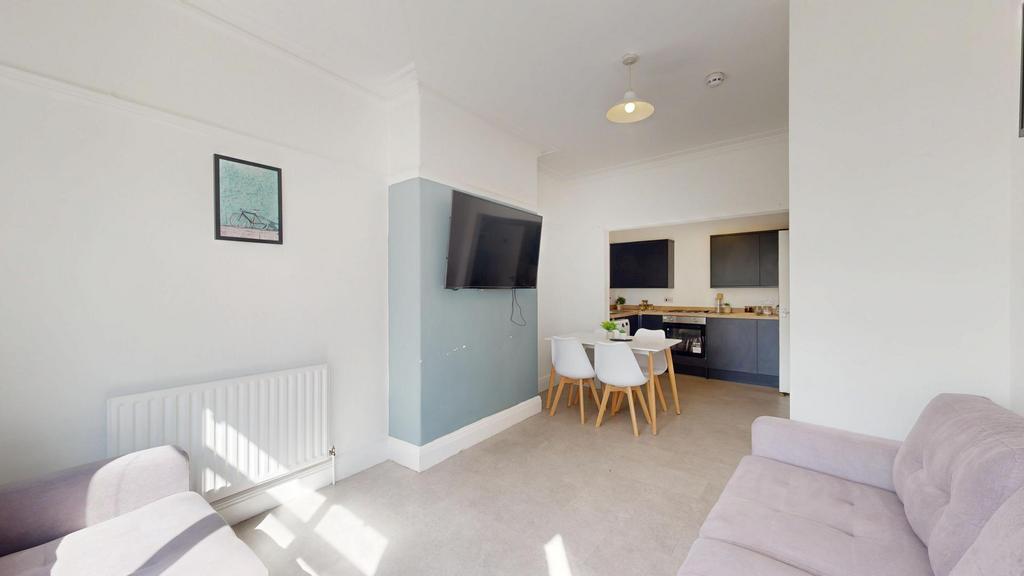 St Michaels Crescent, Leeds LS6 - View 4