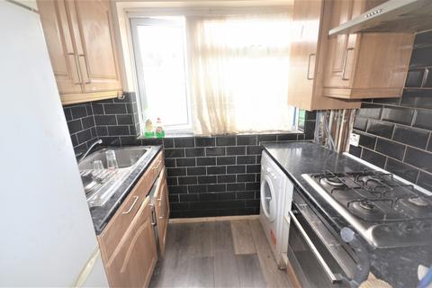 4 bedroom flat to rent, Fullwell Avenue, IG5 0RA