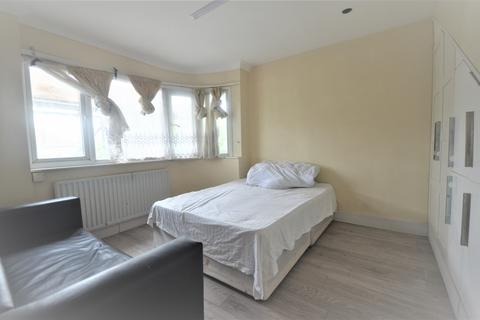 4 bedroom flat to rent, Fullwell Avenue, IG5 0RA