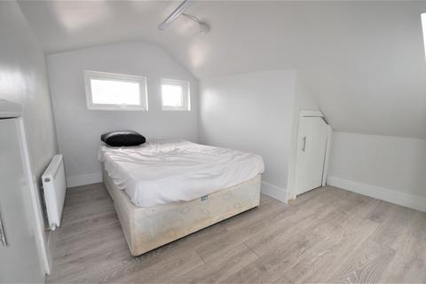 4 bedroom flat to rent, Fullwell Avenue, IG5 0RA