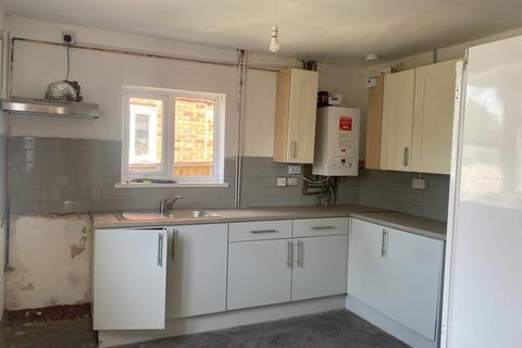 3 bedroom semi-detached house to rent, Pinfold Avenue, Stoke-on-trent ST6