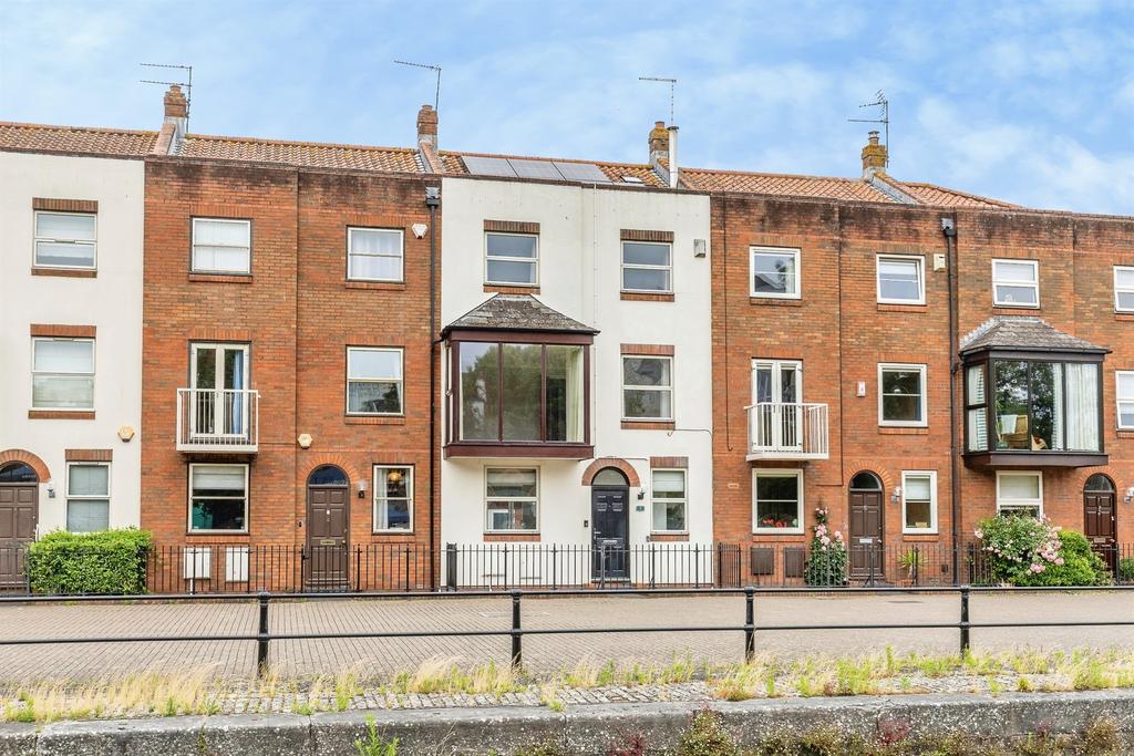 4 bedroom terraced house for sale