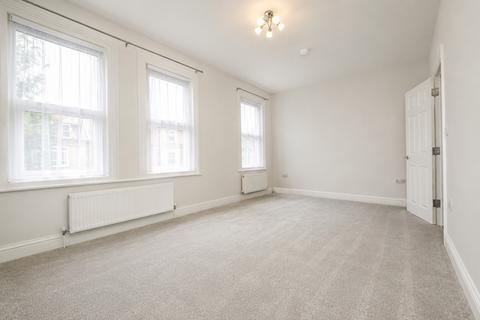 2 bedroom flat to rent, High Oaks Lodge, The Drive, London, E18