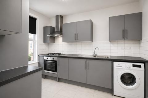 2 bedroom flat to rent, High Oaks Lodge, The Drive, London, E18