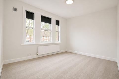 2 bedroom flat to rent, High Oaks Lodge, The Drive, London, E18