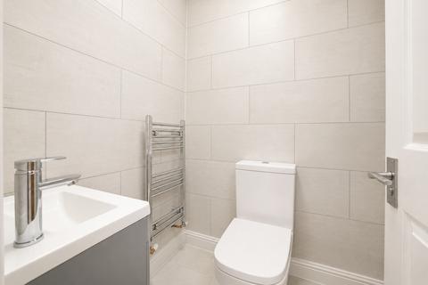 2 bedroom flat to rent, High Oaks Lodge, The Drive, London, E18