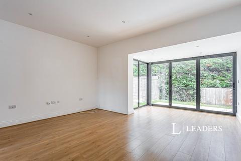 3 bedroom house to rent, York Court, London Road, Sayers Common, BN6