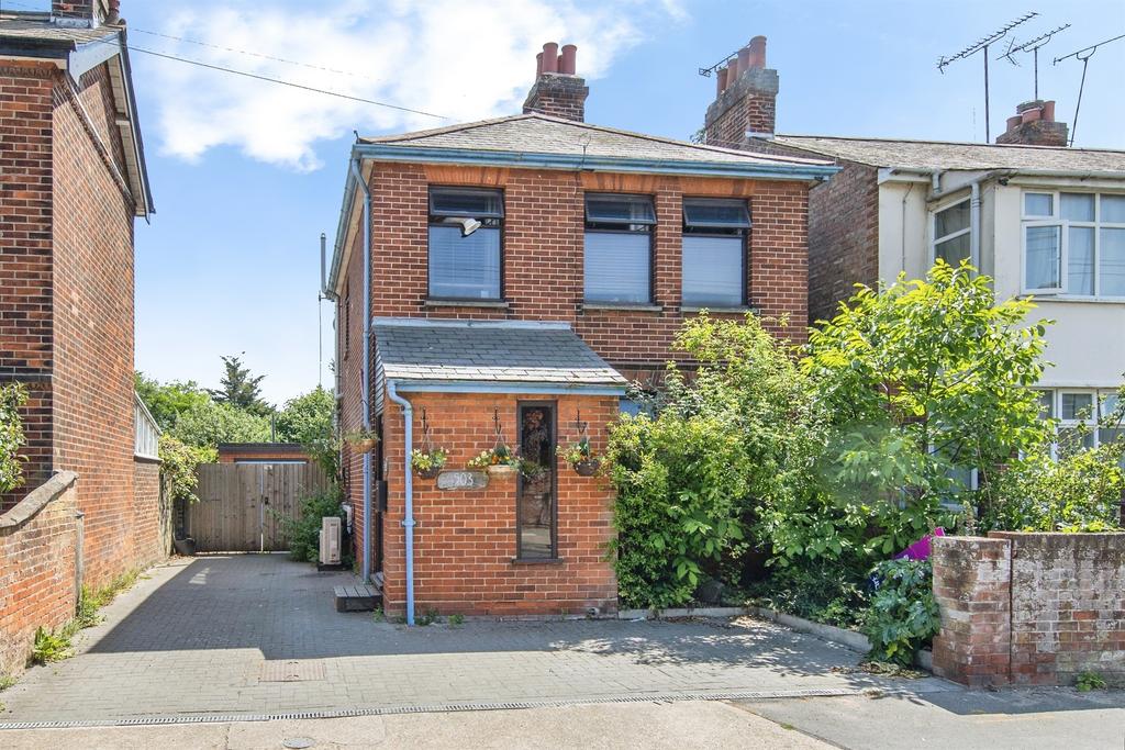 4 bedroom detached house for sale in Ipswich on OnTheMarket