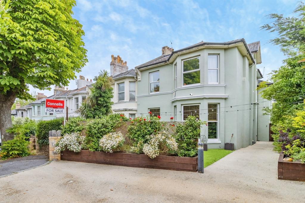 4 bedroom end of terrace house for sale