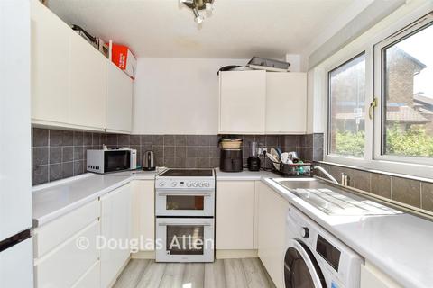2 bedroom ground floor flat for sale, Sapphire Close, Dagenham, Essex