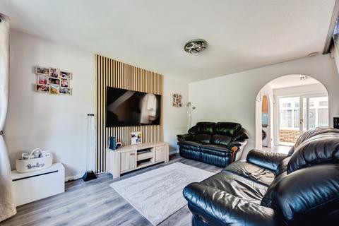 3 bedroom terraced house for sale, Strathmore Close, Carterton
