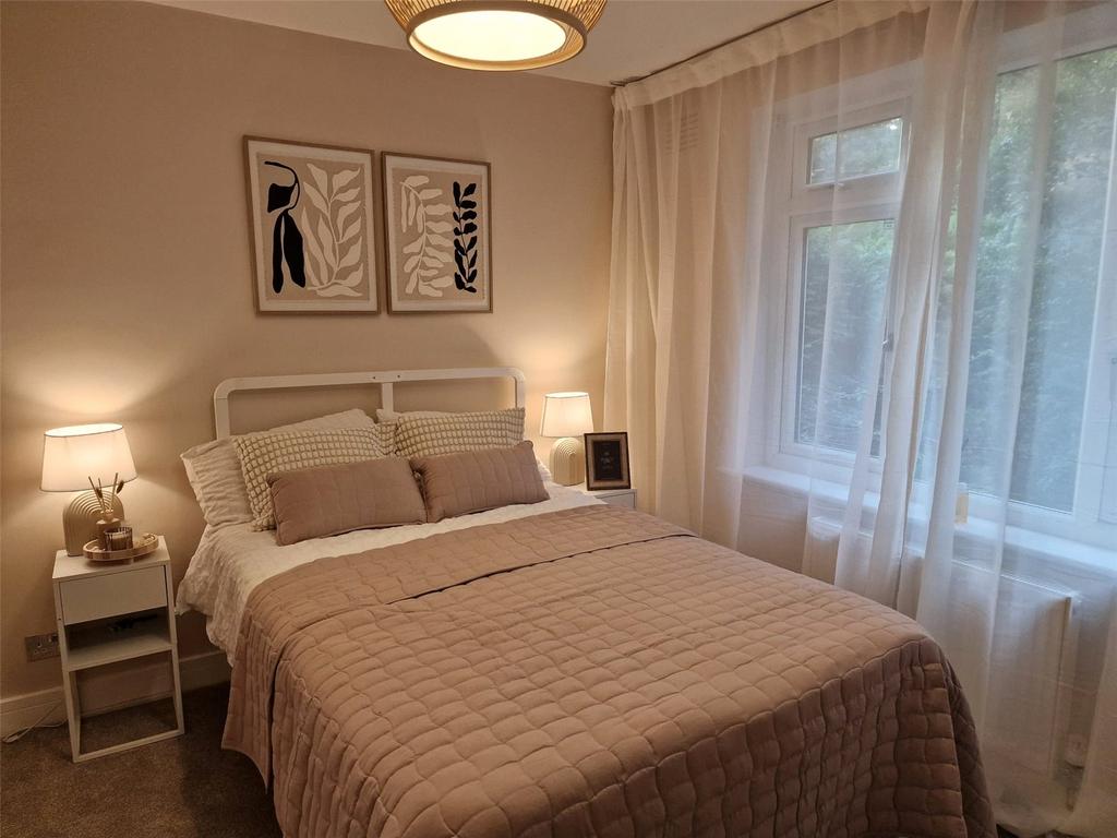 Frensham Green, Reading, RG2 - More