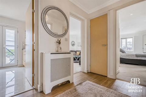 2 bedroom flat for sale, Fencepiece Road, Oakside Court Fencepiece Road, IG6