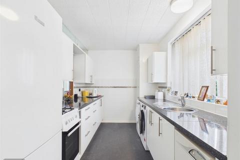 2 bedroom flat for sale, Dudley House, Stratton Close, Edgware