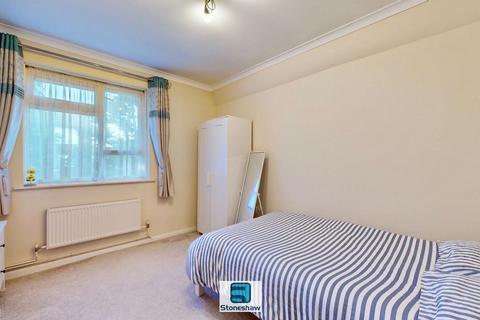 2 bedroom flat for sale, Armstead Walk, Dagenham, RM10