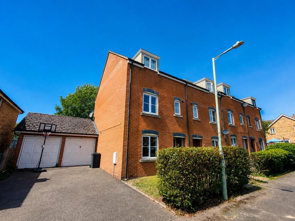 4 bedroom semi-detached house to rent