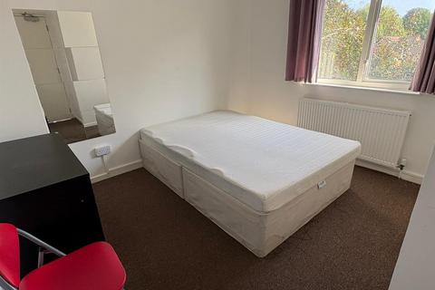 3 bedroom end of terrace house to rent, Ash Drive, Hatfield