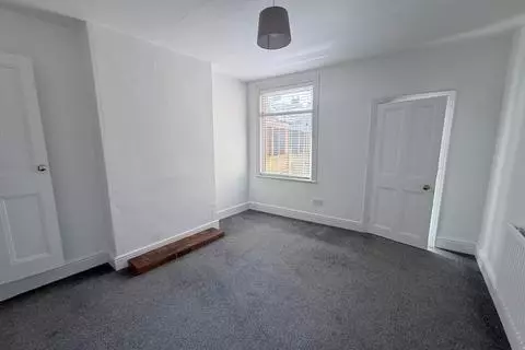 2 bedroom terraced house to rent - View 3