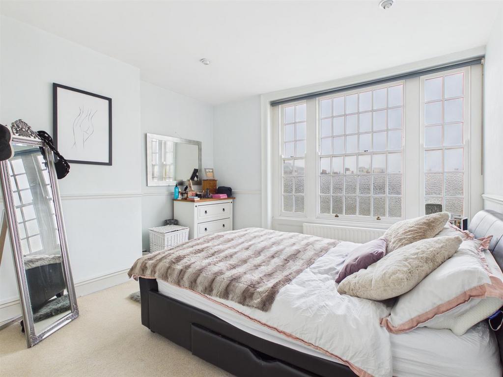 Apartment in Hove, Brunswick - View 3
