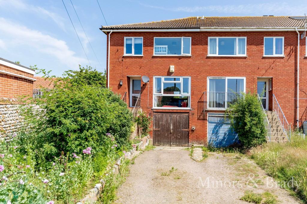 4 bedroom end of terrace house to rent