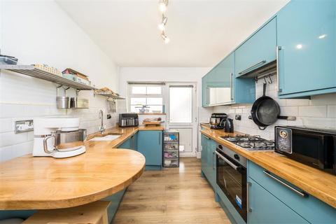 2 bedroom flat for sale, Amblecote Road, London SE12