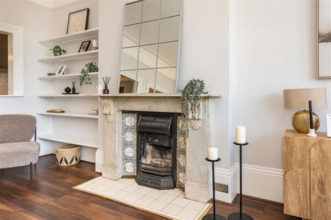 2 bedroom flat for sale, Cavendish Road, London SW12