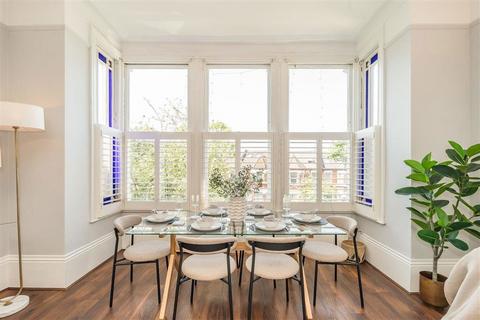 2 bedroom flat for sale, Cavendish Road, London SW12