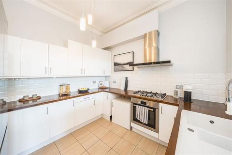 2 bedroom flat for sale, Cavendish Road, London SW12