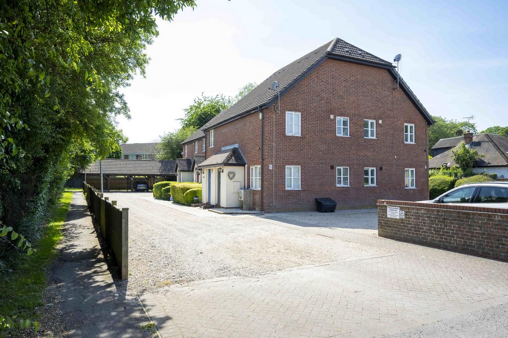 Detached house exterior, driveway