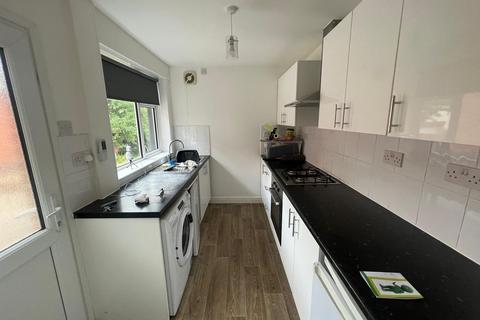 3 bedroom semi-detached house to rent, The Delves, Alfreton, DE55