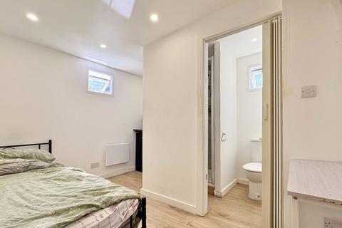Studio to rent, Grays Inn Road, Islington WC1X