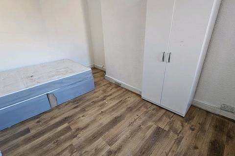3 bedroom house to rent, Norfolk Street, Salford, M6