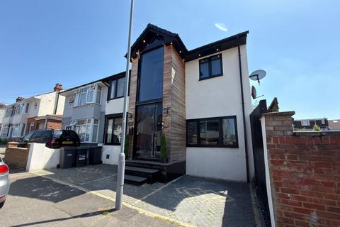 6 bedroom semi-detached house for sale, 23 Medina Road, Luton, Bedfordshire, LU4 8BD