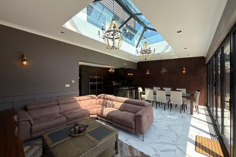 6 bedroom semi-detached house for sale, 23 Medina Road, Luton, Bedfordshire, LU4 8BD