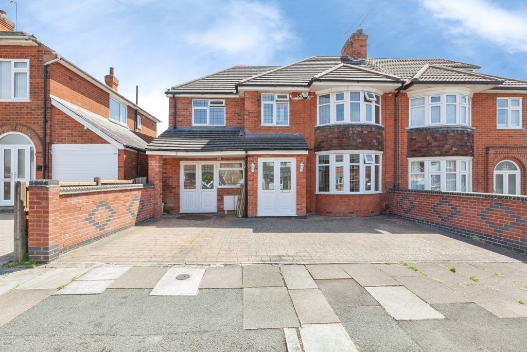 5 bedroom semi-detached house for sale