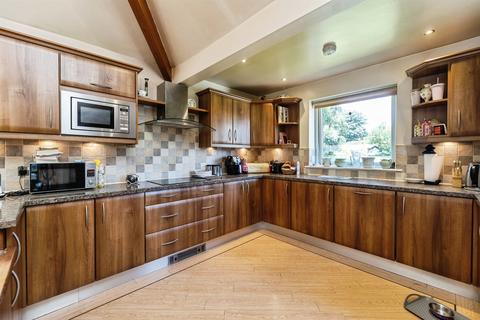 4 bedroom detached house for sale, Kings Close, Pontefract