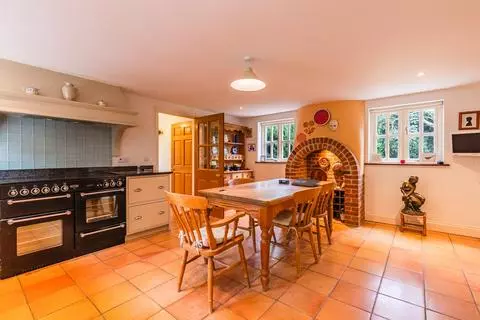 4 bedroom detached house for sale - View 2