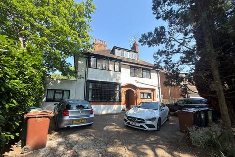 Flat 3 Canterton, Royston Grove, Hatch End, Harrow, HA5 4HD