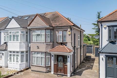 Wensleydale Avenue, Clayhall, IG5