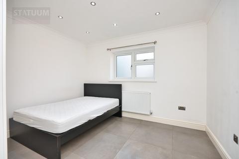 1 bedroom detached house to rent, Eastern Avenue, Gants Hill, Redbridge, Ilford, Essex, IG2