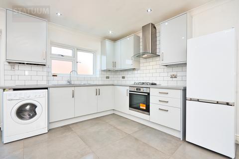 1 bedroom detached house to rent, Eastern Avenue, Gants Hill, Redbridge, Ilford, Essex, IG2