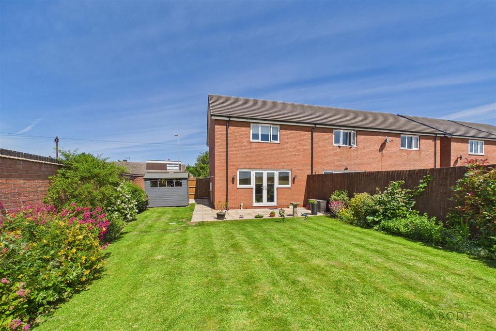 Henhurst Ridge, Burton-On-Trent DE13 3 bed end of terrace house - £220,000