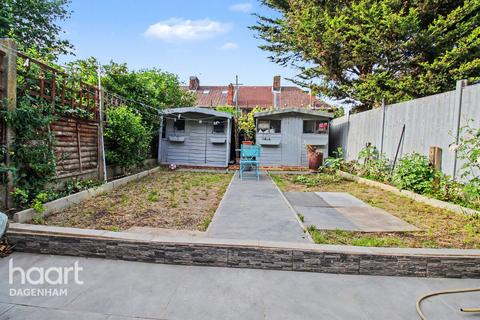 3 bedroom terraced house to rent, Dronfield Gardens, DAGENHAM